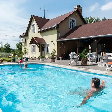 Holiday home Ancsa House Domsod